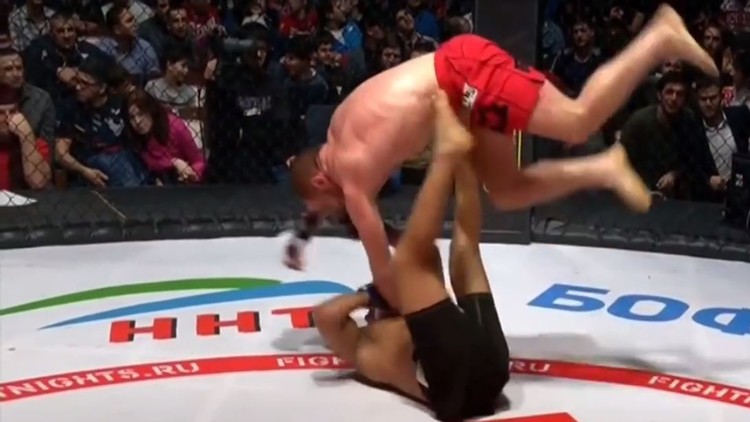 بالفيديو.. مقاتل يعمل من خصمه “مروحية – هليكوبتر”