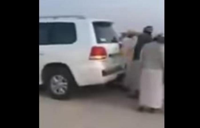 بالفيديو.. سودانيون يلحّون على صديقهم بالصفح عن سعودي صدم سيارته.. ويتعهدون بإصلاحها