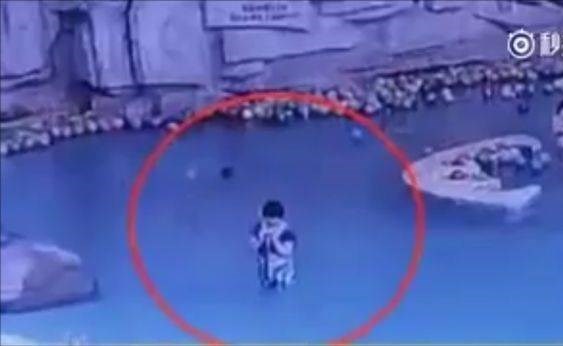 بالفيديو.. إنشغلت بالهاتف ونسيت طفلها، فحلّت الكارثة!