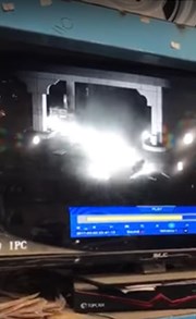 بالفيديو.. متهور يغادر محطة وقود بخرطوم “البنزين” ليفجرها