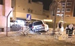 توقيف «غير طبيعي» وهروب 3 عقب اقتحام مركبة لمنزل والاصطدام بدورية شرطة