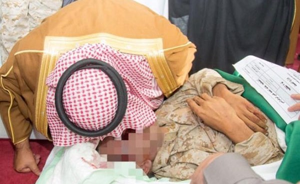 صورة مؤثرة لأمير الباحة وهو يقبل جبين شهيد مخضبا بالدم