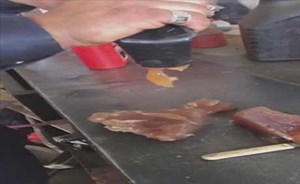 بالفيديو.. هل رأيت كيف يصبح زيت السيارات في البرد؟