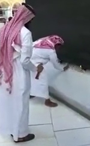 بالفيديو.. غسل الكعبة المشرفة من آثار “حادثة البنزين”