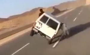 بالفيديو.. خليجيون يؤدون حركة خطيرة أثناء قيادتهم مركبة على إطارين في أحد الطرق السريعة