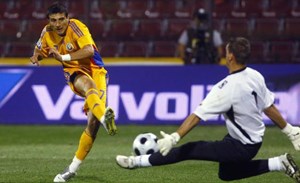 بالفيديو.. مهاجم يرفض تسجيل ضربة جزاء “ظالمة” فكيف كان رد منافسه