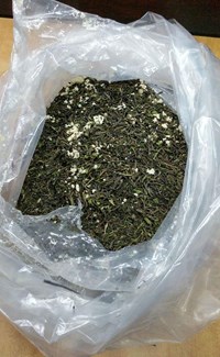 أفريقية بـ 6 أكياس قات من المطار إلى «المكافحة»