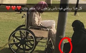 صورة.. ماذا تفعل هذه الفتاة عند قدمي والدها؟
