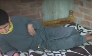 فيديو صادم .. أسرة تضع ابنها في “عشة” وتربطه بالجنازير 18 عاما.. وهذا هو السبب !
