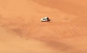فيديو مروع.. “التطعيس”  في السعودية يتسبب بتطاير مركبة وصاحبها من أعلى مرتفع رملي