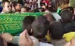 بالفيديو.. ميت يجبر مشيعيه على تغيير اتجاه الجنازة ويستقر عند “خلوته”