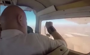 بالفيديو.. ماذا حدث لرجل فتح نافذة طائرة لالتقاط صورة