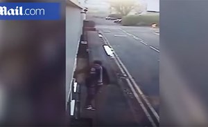 بالفيديو .. ردة فعل مشرّد حصل على وظيفة تُبكي صاحب العمل