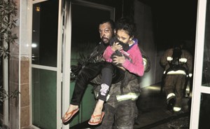 إنقاذ 30 شخصاً احتجزهم دخان حريق بالمهبولة