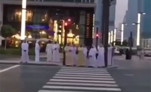 بالفيديو.. شاهد كيف تصرف محمد بن راشد في إشارة مرور