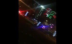 بالفيديو..رجال الامن يسيطرون على هوشة شبابية عنيفة أمام «يوم البحار»