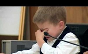 فيديو لمواجهة صادمة بين ابن وامه التي قتلت أخته في قاعة المحكمة!