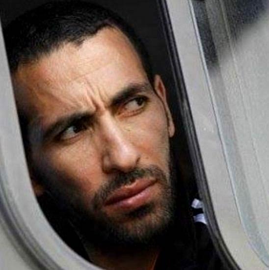 شاهد أول تعليق من محمد أبو تريكة بعد وفاه والده