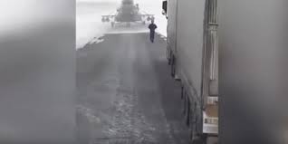 فيديو عجيب…قائد مروحية عسكرية يهبط على الطريق ليسأل عن الاتجاهات!!