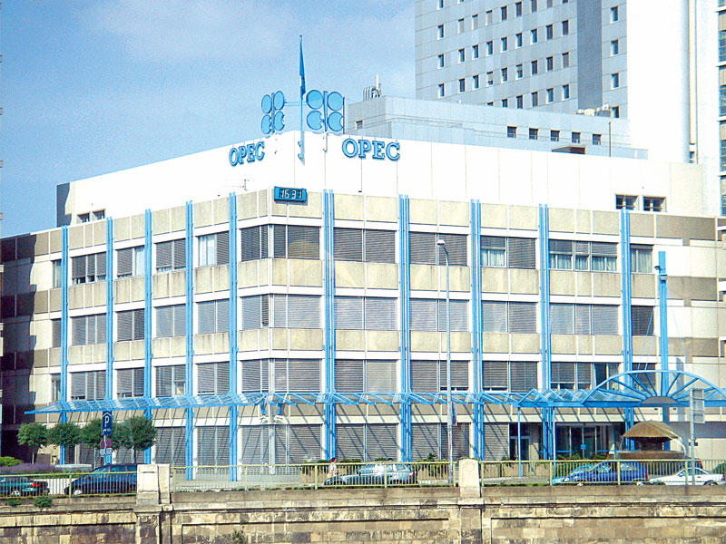 هل تخادع «أوبك» أسواق النفط رغم انخفاض الشحنات؟