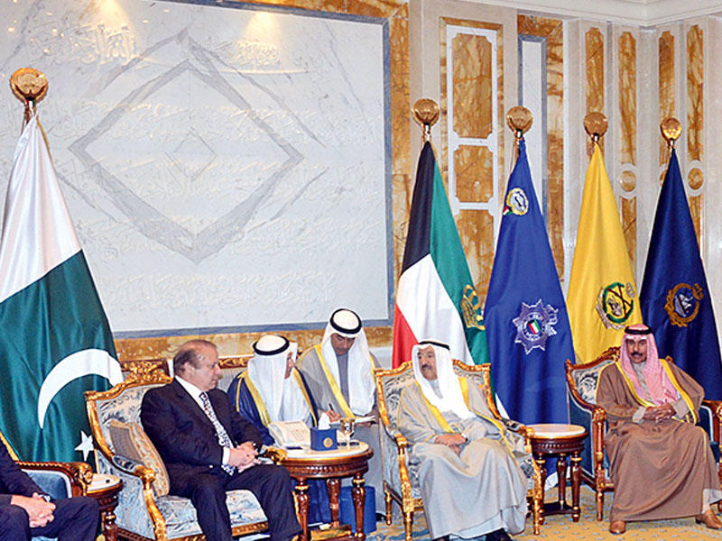 الأمير بحث العلاقات الثنائية مع رئيس وزراء باكستان