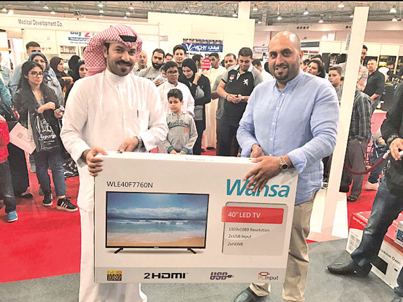 «معرض الكويت الدولي» وزعت أكثر من 60 جائزة في «حياكم»