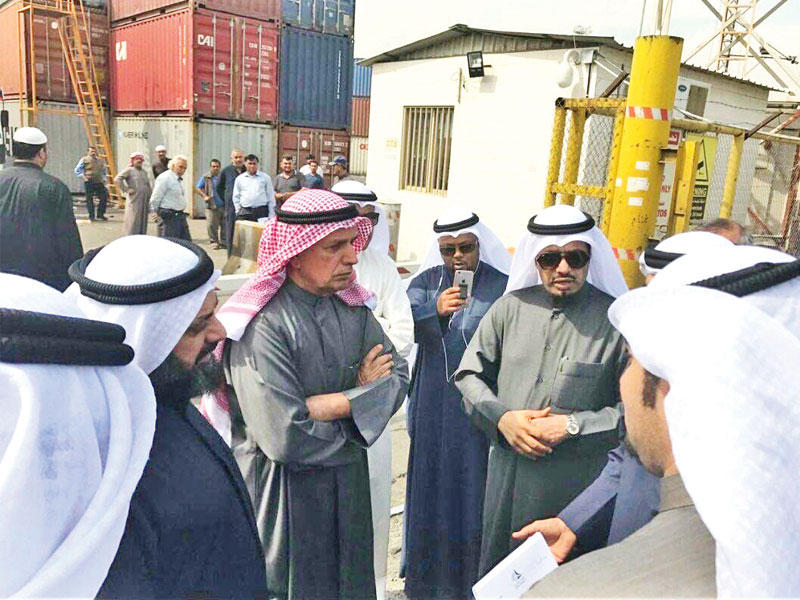 «التحقيق في الحاويات» جالت بميناء الشويخ