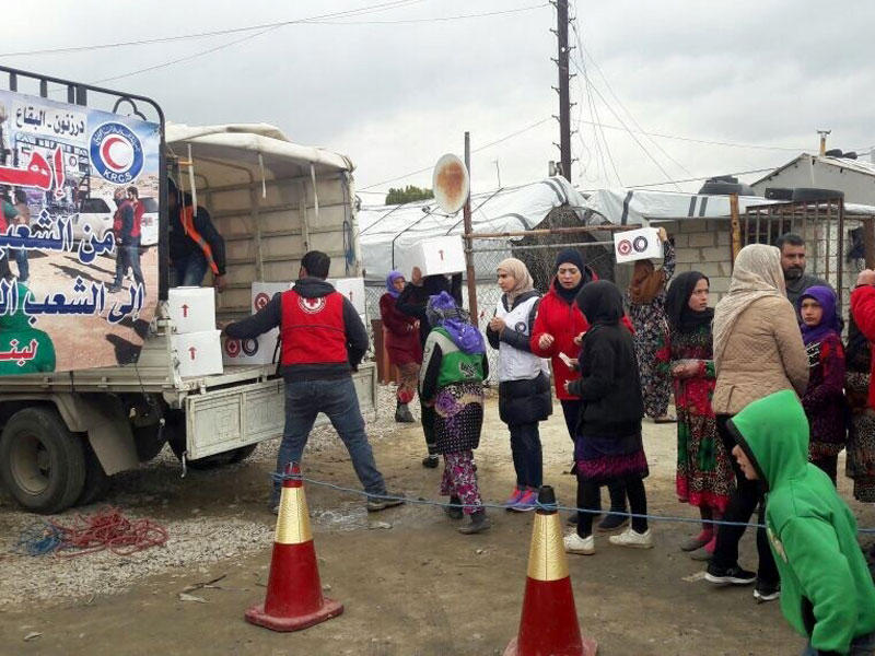 توزيع مساعدات على نازحين سوريين في لبنان