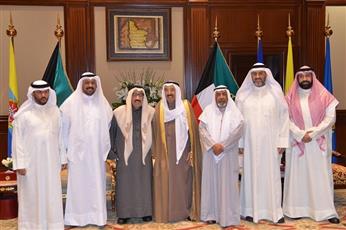 سمو أمير البلاد يستقبل الفنان عبدالعزيز المفرج وأسرته