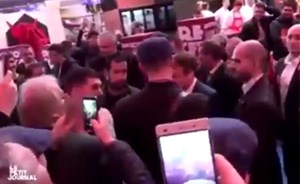 بالفيديو.. مرشح لرئاسة فرنسا يتفاجأ بـ”بيضة” بمنتصف جبهته!