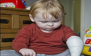 بالفيديو .. أب يستقيل من عمله لطباعة يد ثلاثية لطفله