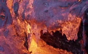 لقطات فيديو غير مسبوقة لأنهار “الحمم البركانية”