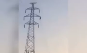 بالفيديو.. مراهق ينجو من صعقة كهربائية قوتها 30 ألف فولت وسقوط من ارتفاع شاهق