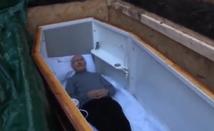 بالفيديو.. لماذا دفن هذا الرجل نفسه في نعش لثلاثة أيام؟