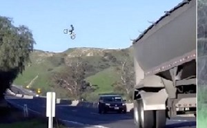 بالفيديو .. أميركي ظهر في فيديو حقيقي وهو يطير صعوداً على دراجة