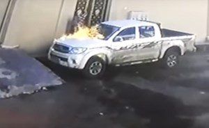 بالفيديو..سكب البنزين على سيارة ليشعلها..فاحترقت يده معها !