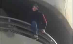 بالفيديو.. فتاة لبنانية تحاول الانتحار وشاب في الشارع يشجعها..شاهدوا ماذا فعل!