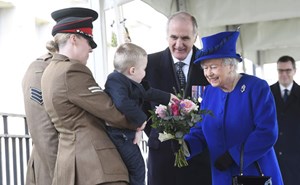 بالفيديو.. طفل يضع الملكة إليزابيث في موقف محرج