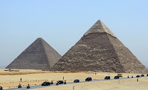 شاهد…كائنات فضائية تحلق في دولة عربية بشكل واضح