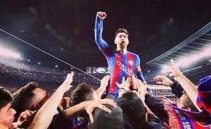 صورة ميسي وسط جماهير برشلونة تتخطى 65 مليون مشاهدة