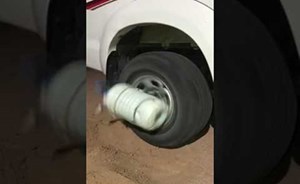 بالفيديو.. الحاجة أم الاختراع.. شاب سعودي يستفيد من سيارته في خض اللّبن