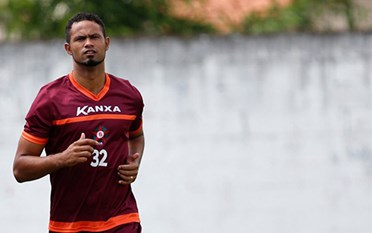 قتل صديقته وأطعم أجزاءها للكلاب ثم عاد إلى الملاعب!