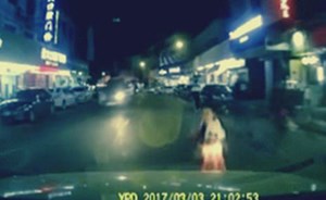 بالفيديو.. والدان يدفعان طفلتهما نحو سيارة مسرعة للحصول على تعويض !