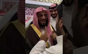 بالفيديو.. موقف طريف للداعية عائض القرني مع شاب في معرض الكتاب