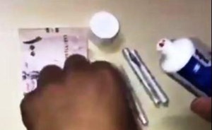 بالفيديو.. سعودي يكشف طريقة جديدة لسرقة الخادمات المنزليات للأموال وطريقة إخفائها