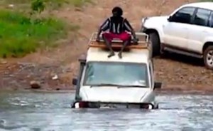 بالفيديو.. مغامر يجتاز بسيارته نهراً يعج بالتماسيح المفترسة