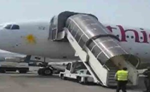 بالفيديو .. لحظة هبوط طائرة إثيوبية اضطرارياً.. بسبب عراك بين راكبين