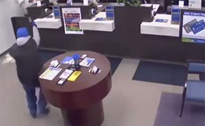 بالفيديو.. حارس “بطل” يحبط هجوما مسلحا على بنك