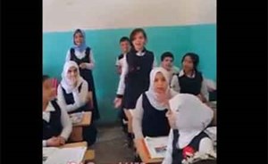 بالفيديو.. أستاذ عربي يؤكد “2+2=5” والنتيجة ولا أروع!