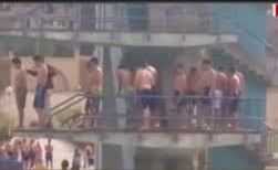 أول فيديو للشاب المصري الذي مات في حمام السباحة “بقفزة الثقة” وتفاصيل صادمة تكشف للمرة الأولى!!